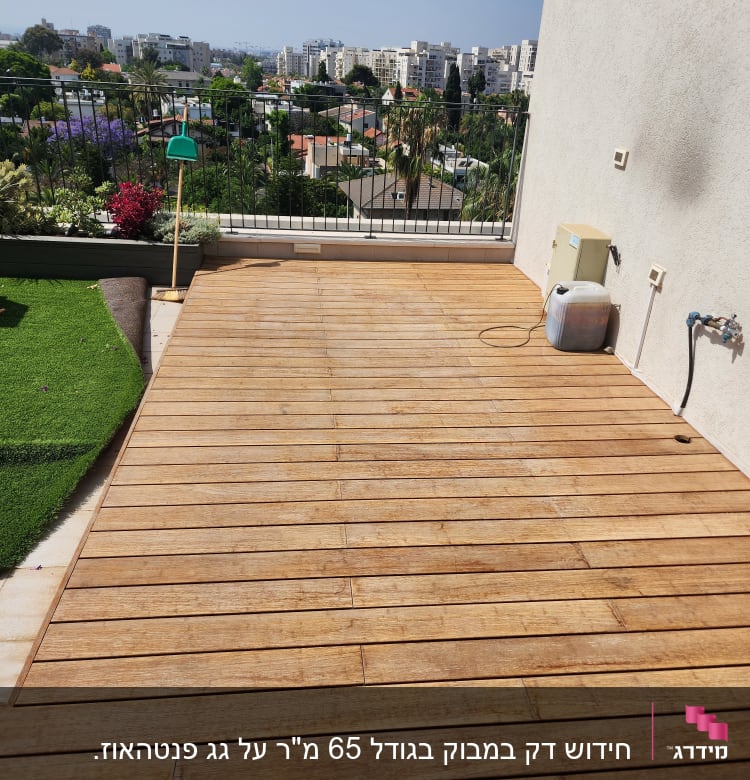 רצפת עץ עם כלי גינון על מרפסת